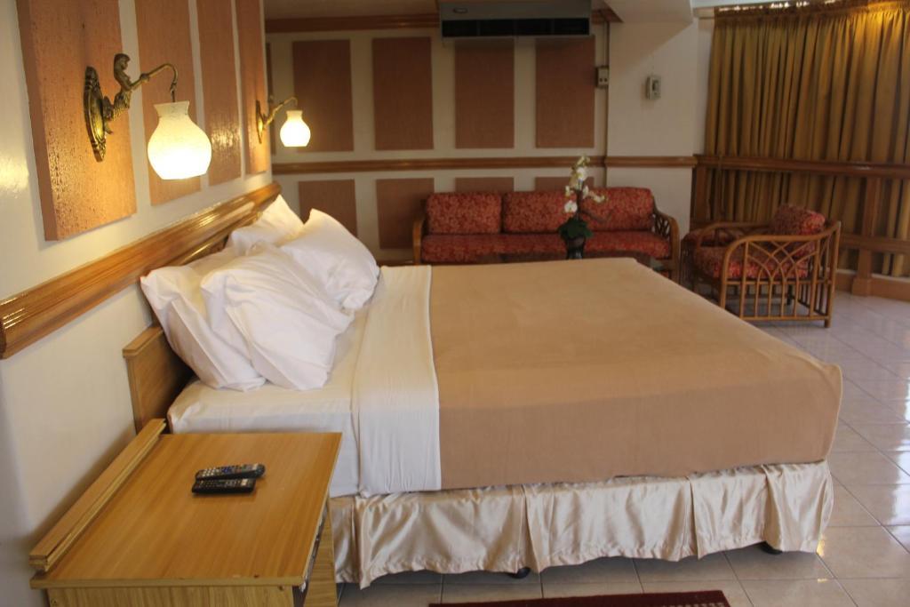 Elegant Circle Inn Cebu Room photo