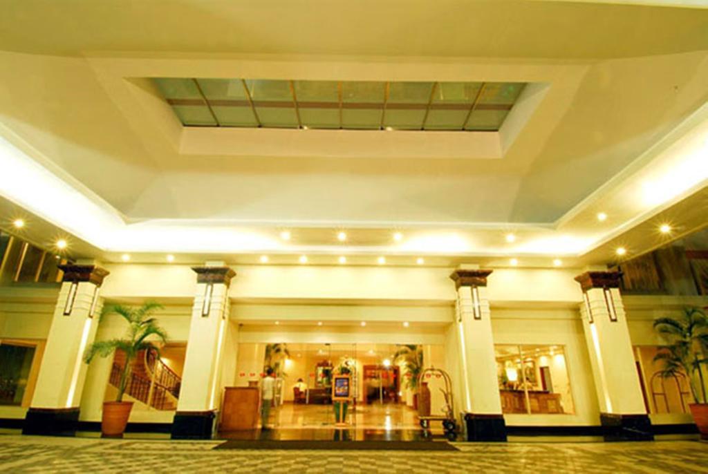 Hotel Gran Puri Manado Exterior photo