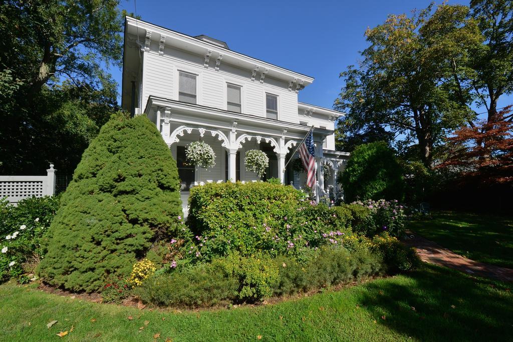 Quintessentials Bed And Breakfast And Spa East Marion Exterior photo