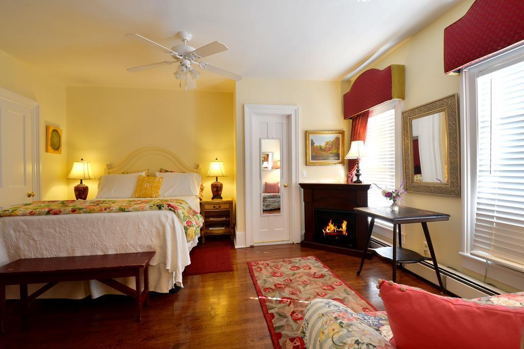 Quintessentials Bed And Breakfast And Spa East Marion Exterior photo