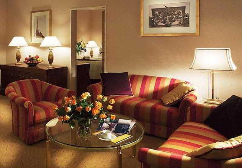 Renaissance Zurich Hotel Room photo
