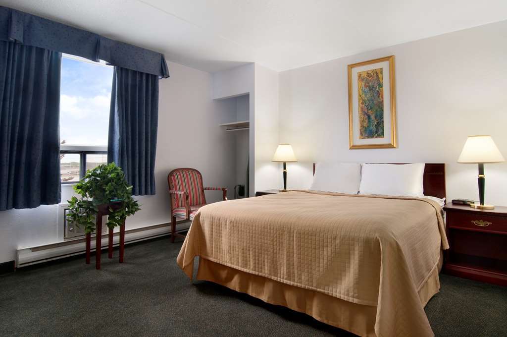 Emerald Hotel & Suites Calgary Airport Room photo