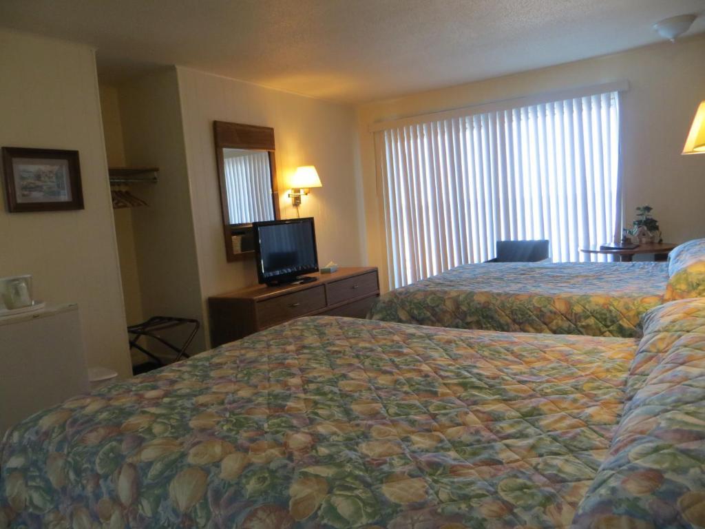 Sunrise Beach Motel Mackinaw City Room photo