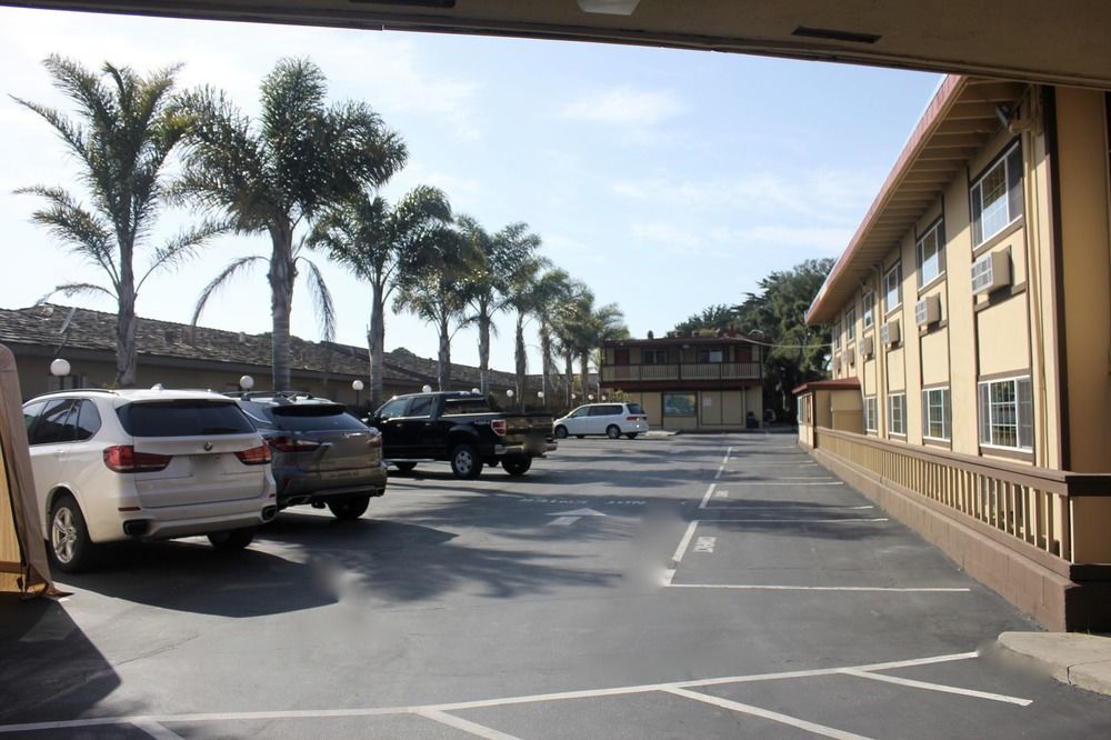 Red Roof Inn & Suites Monterey Exterior photo