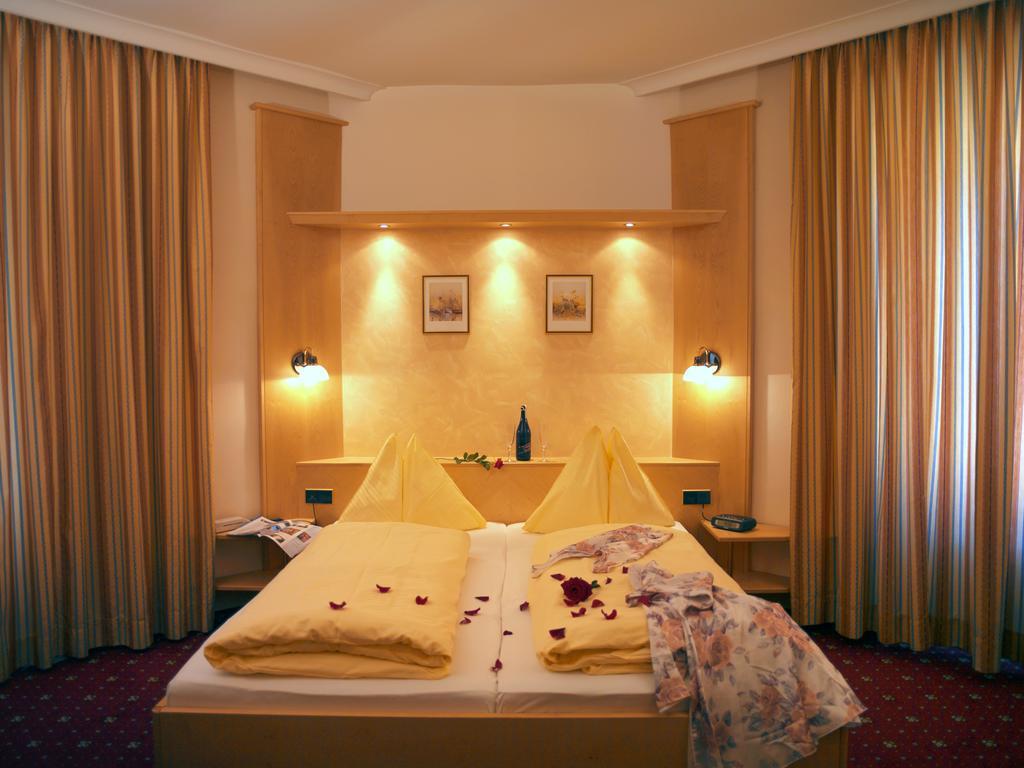 Hotel Goldener Brunnen Klagenfurt am Woerthersee Room photo