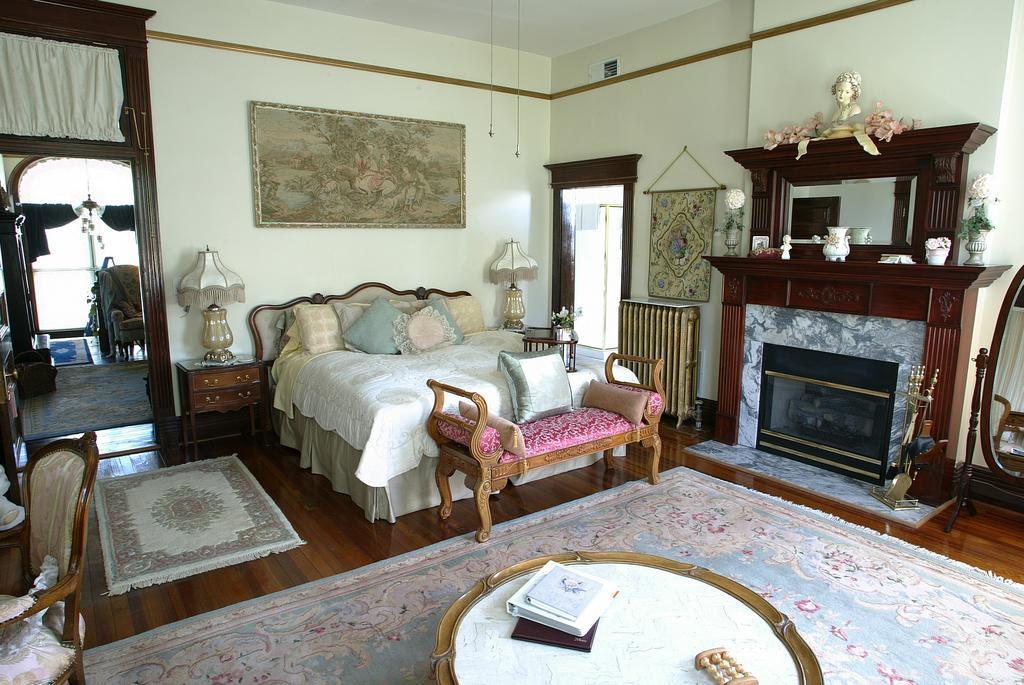 Beall Mansion An Elegant Bed & Breakfast Inn Alton Room photo