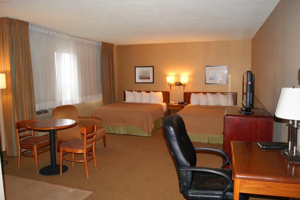 Quality Inn & Suites Pe Trudeau Airport Dorval Exterior photo