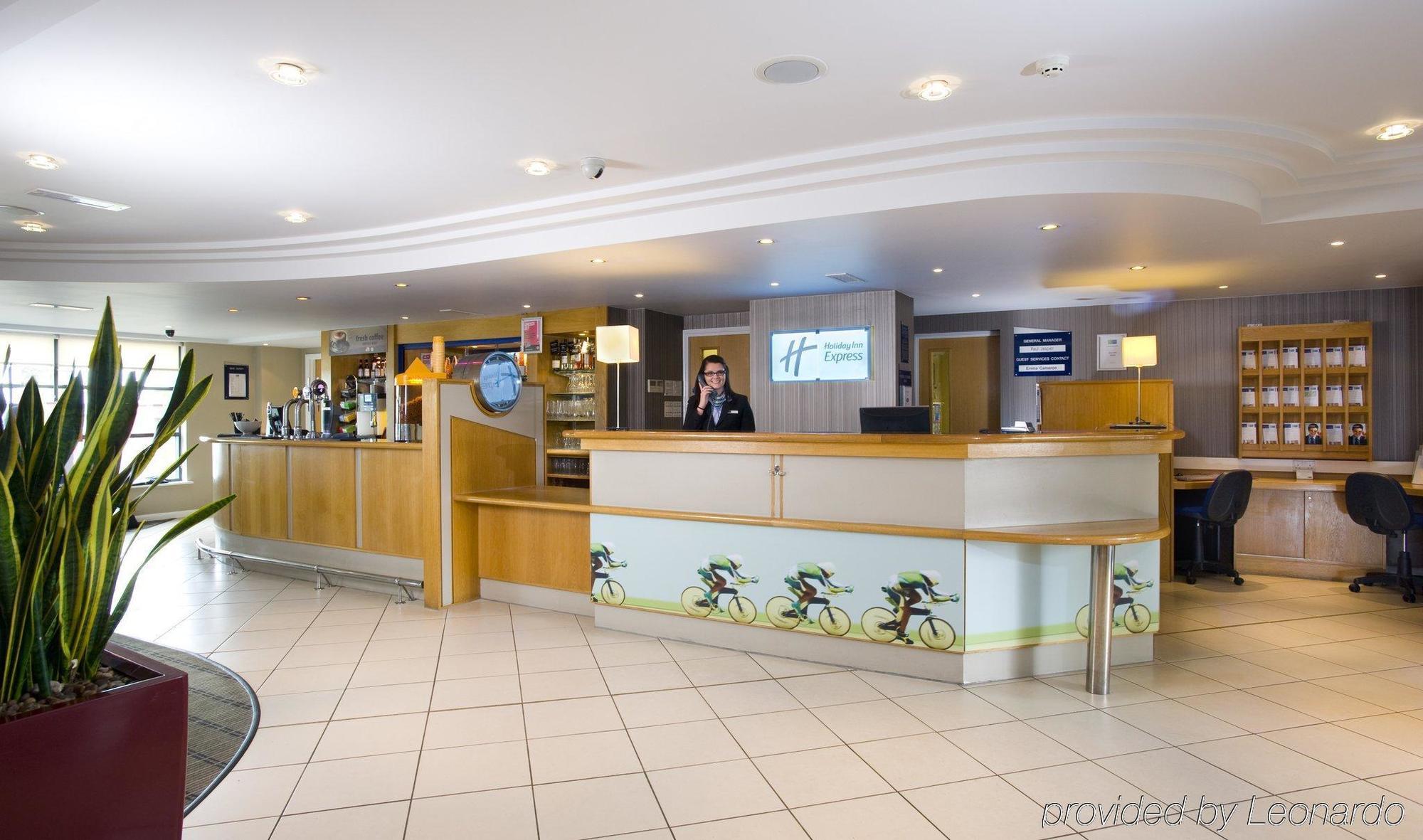 Holiday Inn Express London Luton Airport, An Ihg Hotel Exterior photo