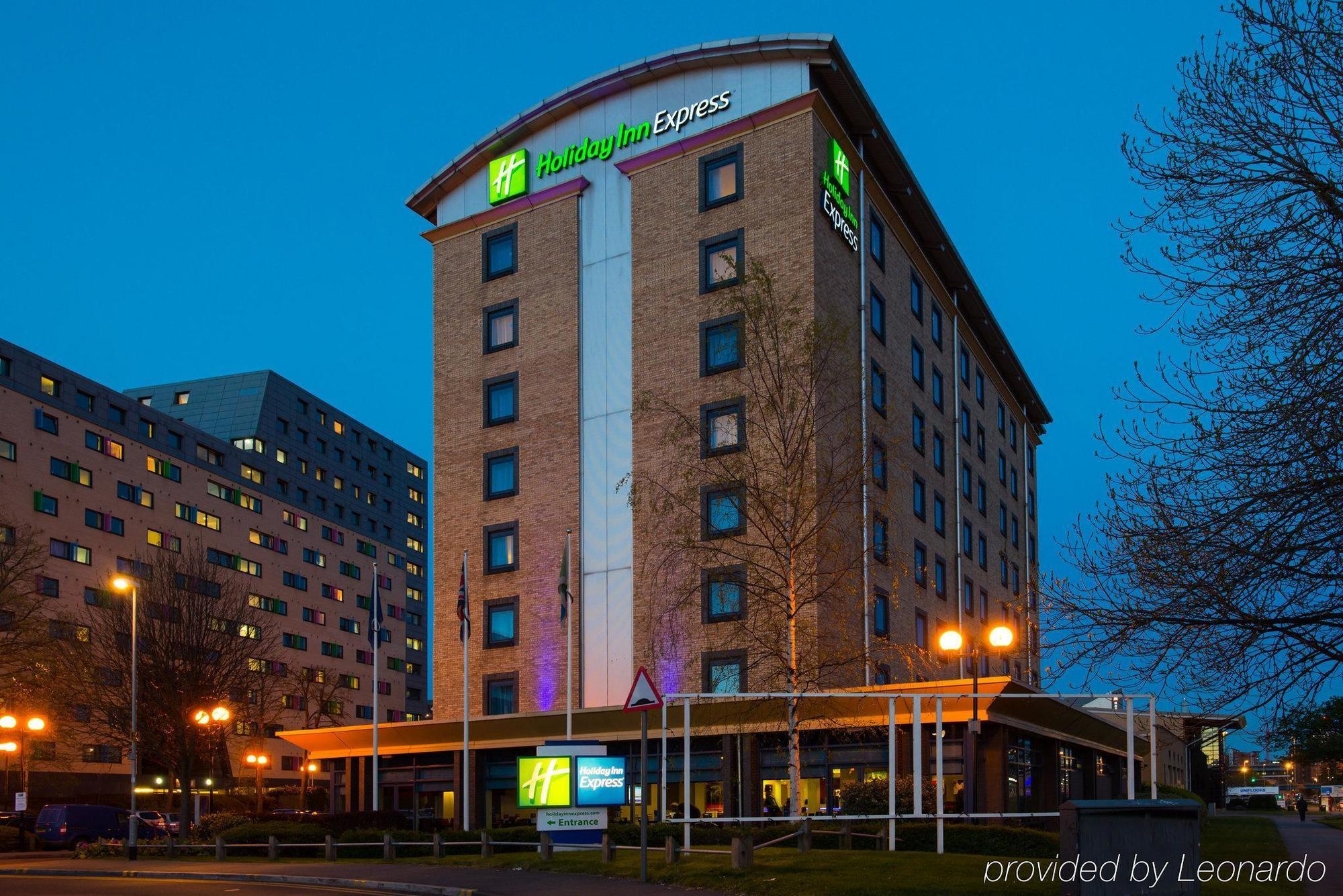 Holiday Inn Express Leeds City Centre, An Ihg Hotel Exterior photo