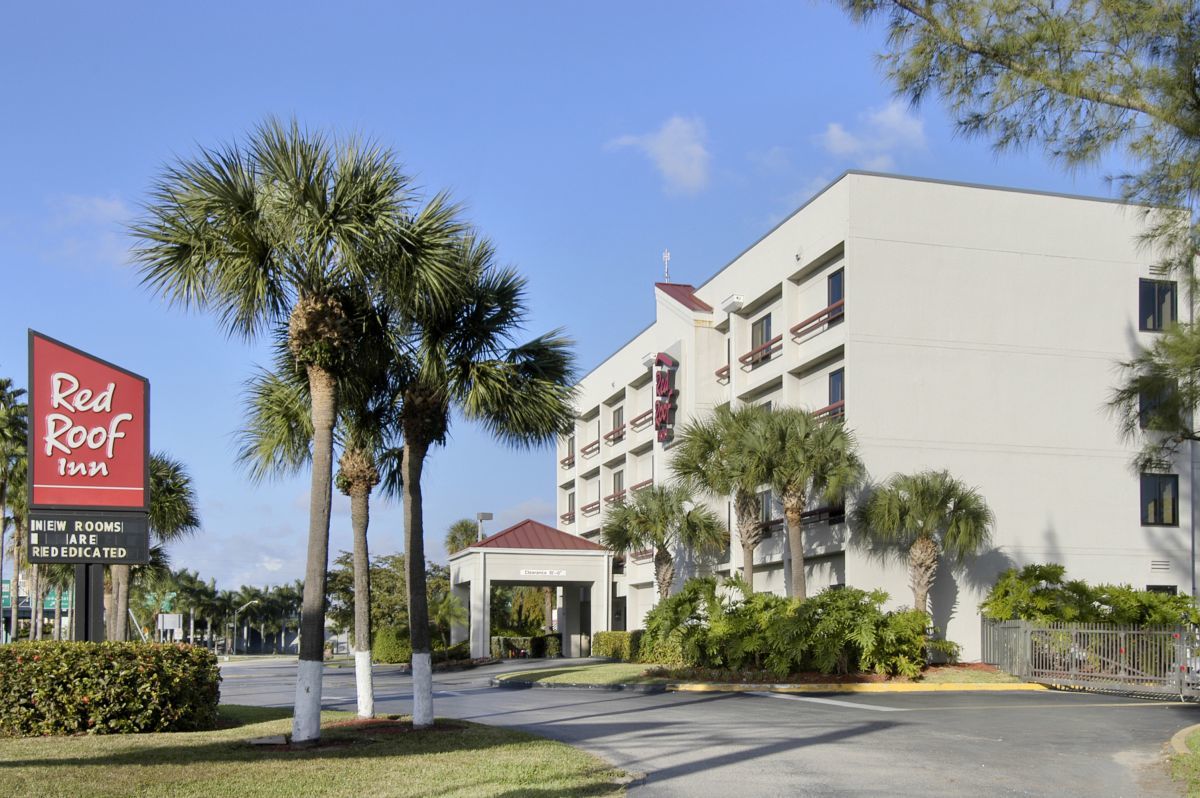 Red Roof Plus Miami Airport Exterior photo