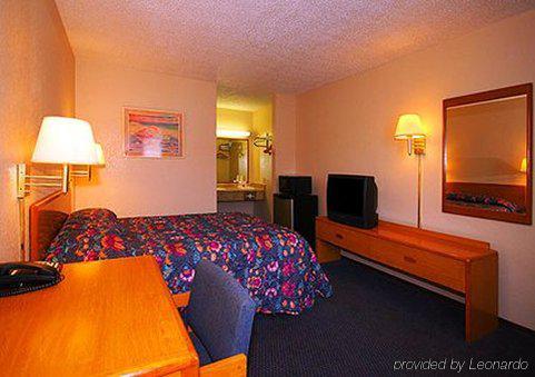 Regency Inn And Suites Bay City Room photo