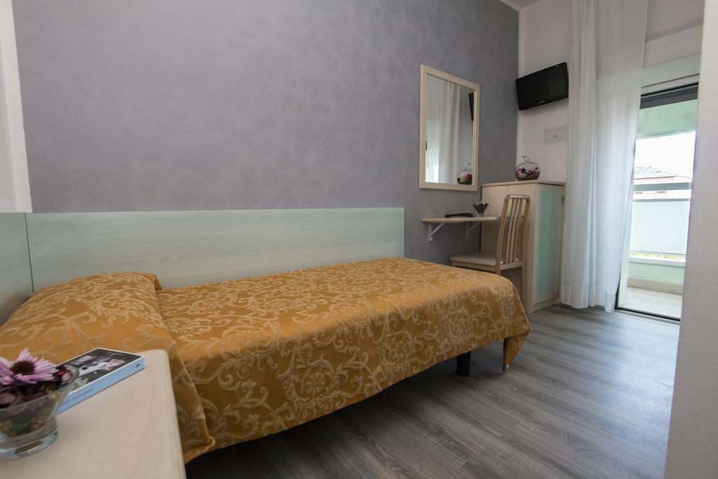 Hotel Zanarini In Centro A Riccione Room photo