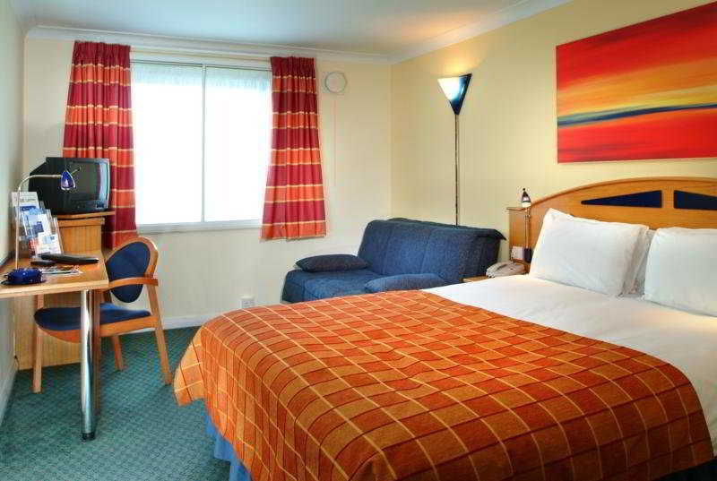 Holiday Inn Express London Luton Airport, An Ihg Hotel Room photo