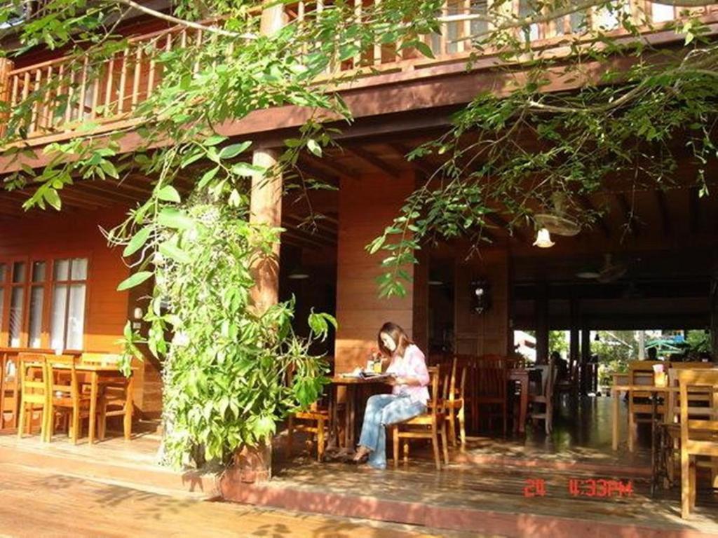 Riverhouse Hotel Mae Sariang Exterior photo