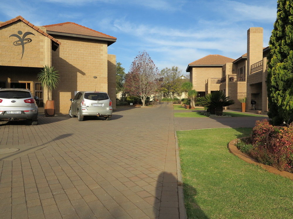 Centurion Golf Suites Boca Walk Exterior photo