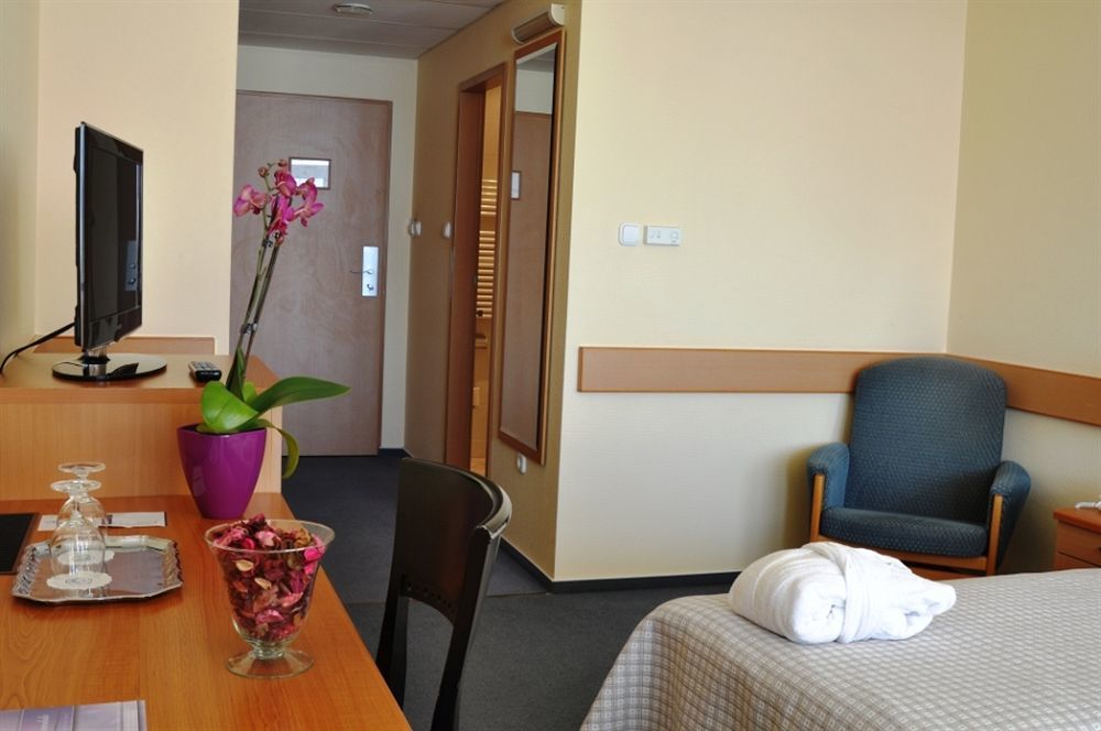Hotel Marina Port Balatonkenese Room photo