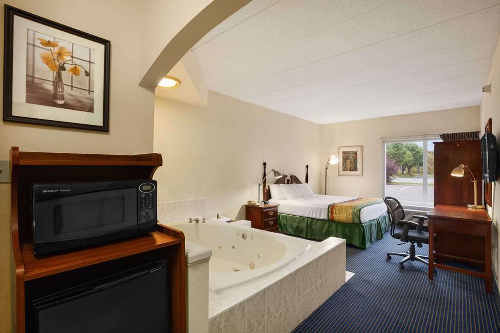 Baymont By Wyndham Warrenton Hotel Room photo