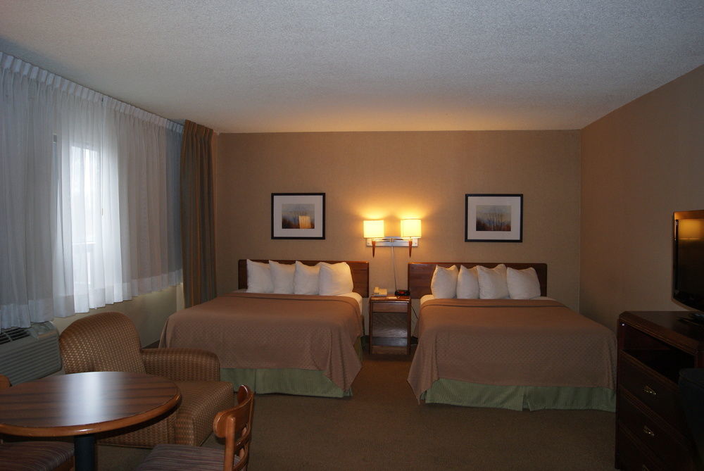 Quality Inn & Suites Pe Trudeau Airport Dorval Exterior photo