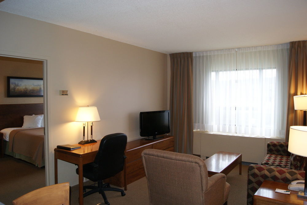 Quality Inn & Suites Pe Trudeau Airport Dorval Exterior photo