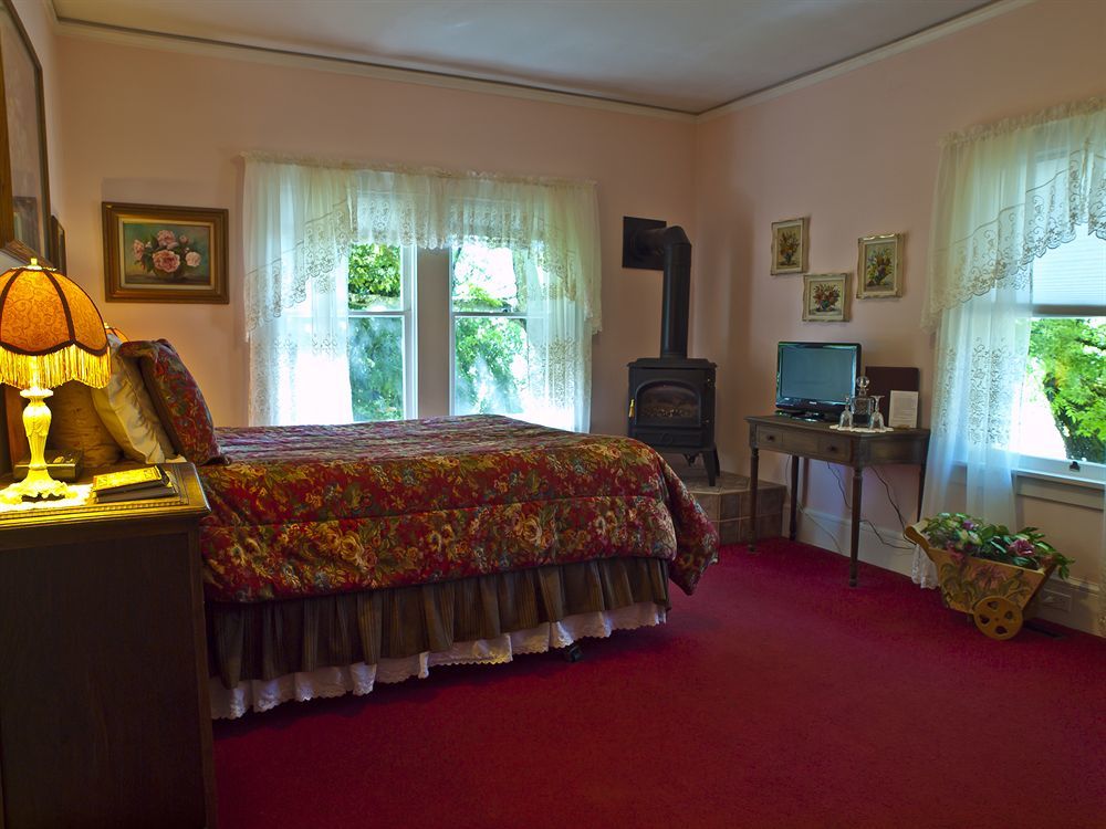 Shady Oaks Country Inn St. Helena Room photo