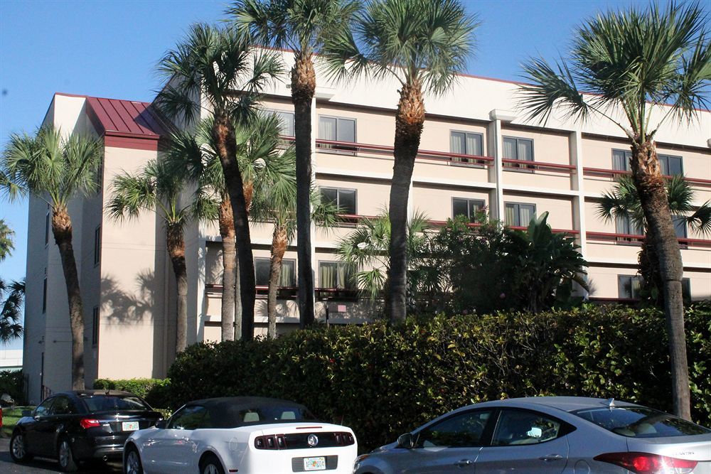 Red Roof Plus Miami Airport Exterior photo