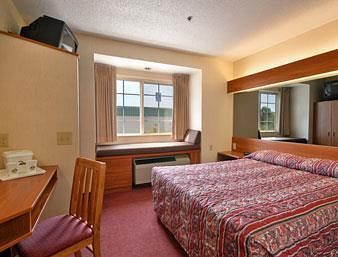 Days Inn & Suites By Wyndham Lafayette In Room photo