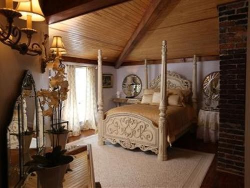 Chestnut Hill Bed & Breakfast Orange Room photo