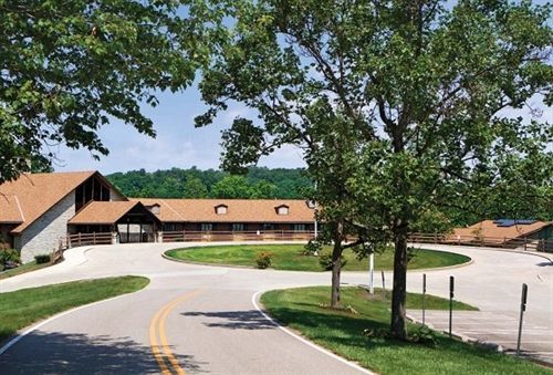 Burr Oak Lodge And Conference Center Glouster Exterior photo