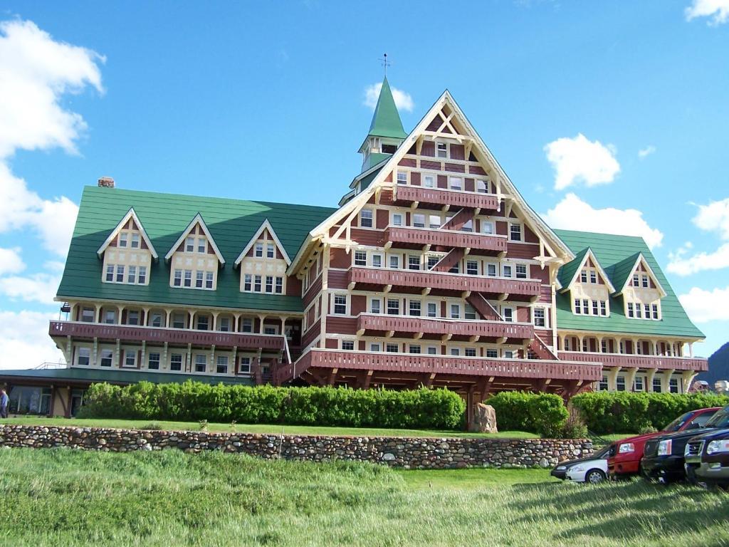 Prince Of Wales Hotel Waterton Park Exterior photo