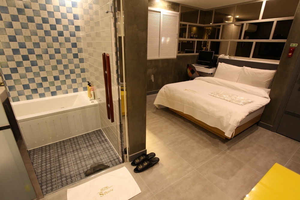 S Petite Hotel Chuncheon Exterior photo