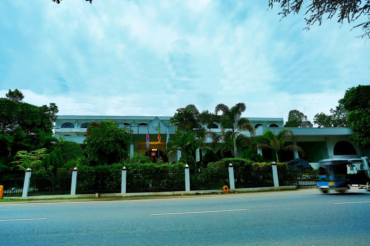 Kandyan Reach Hotel Kurunegala Exterior photo