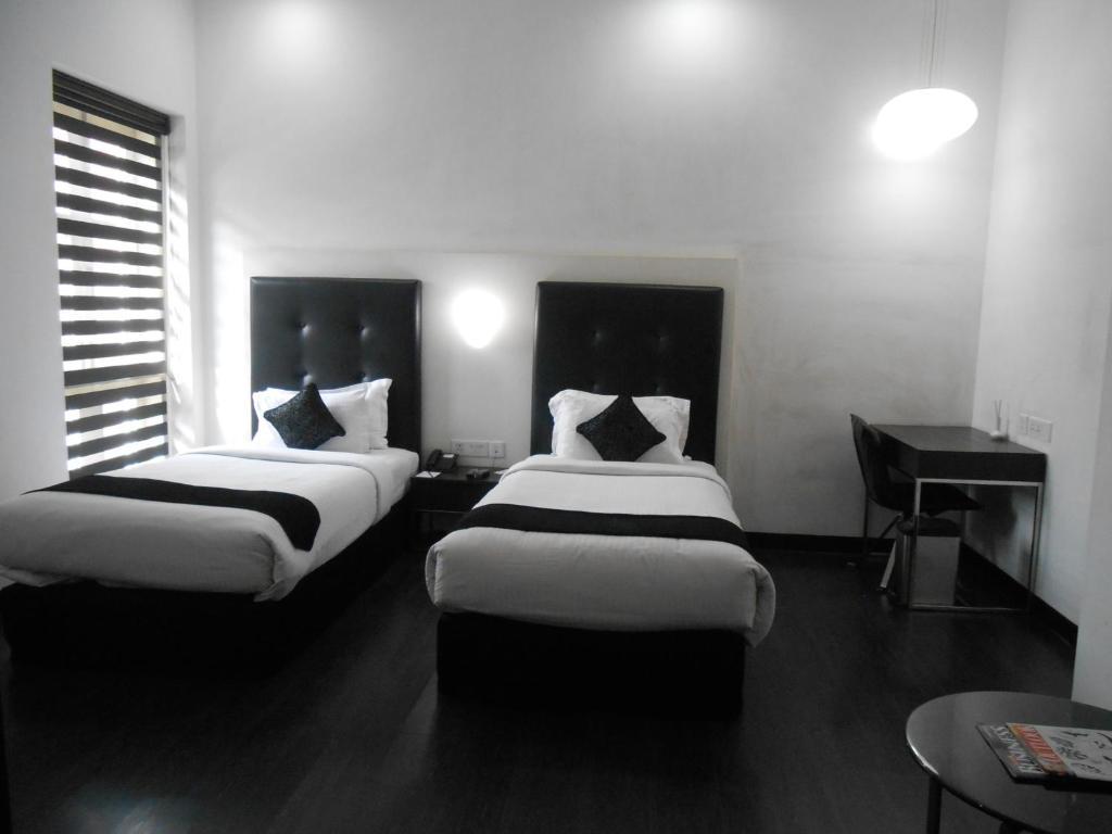 Sapphire Suite Kolkata Room photo