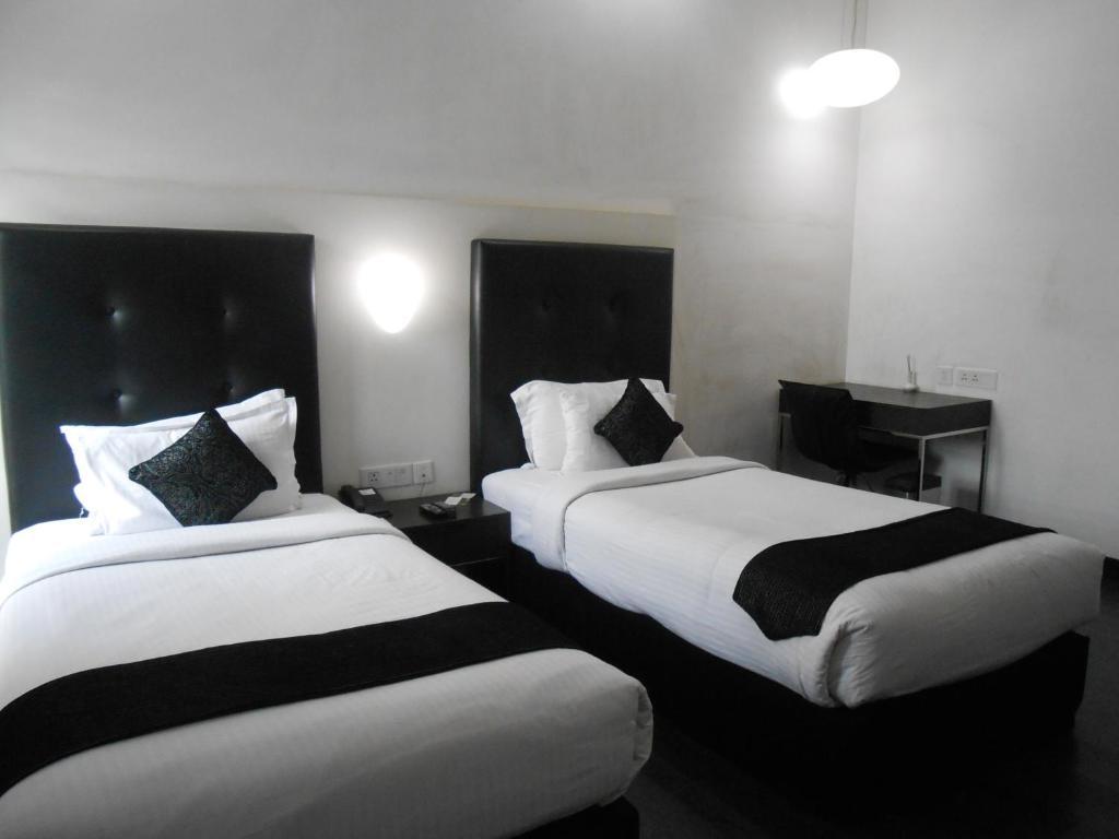 Sapphire Suite Kolkata Room photo