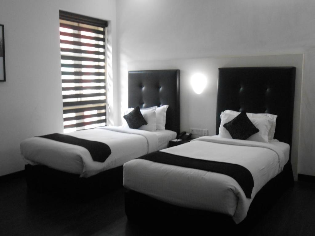 Sapphire Suite Kolkata Room photo