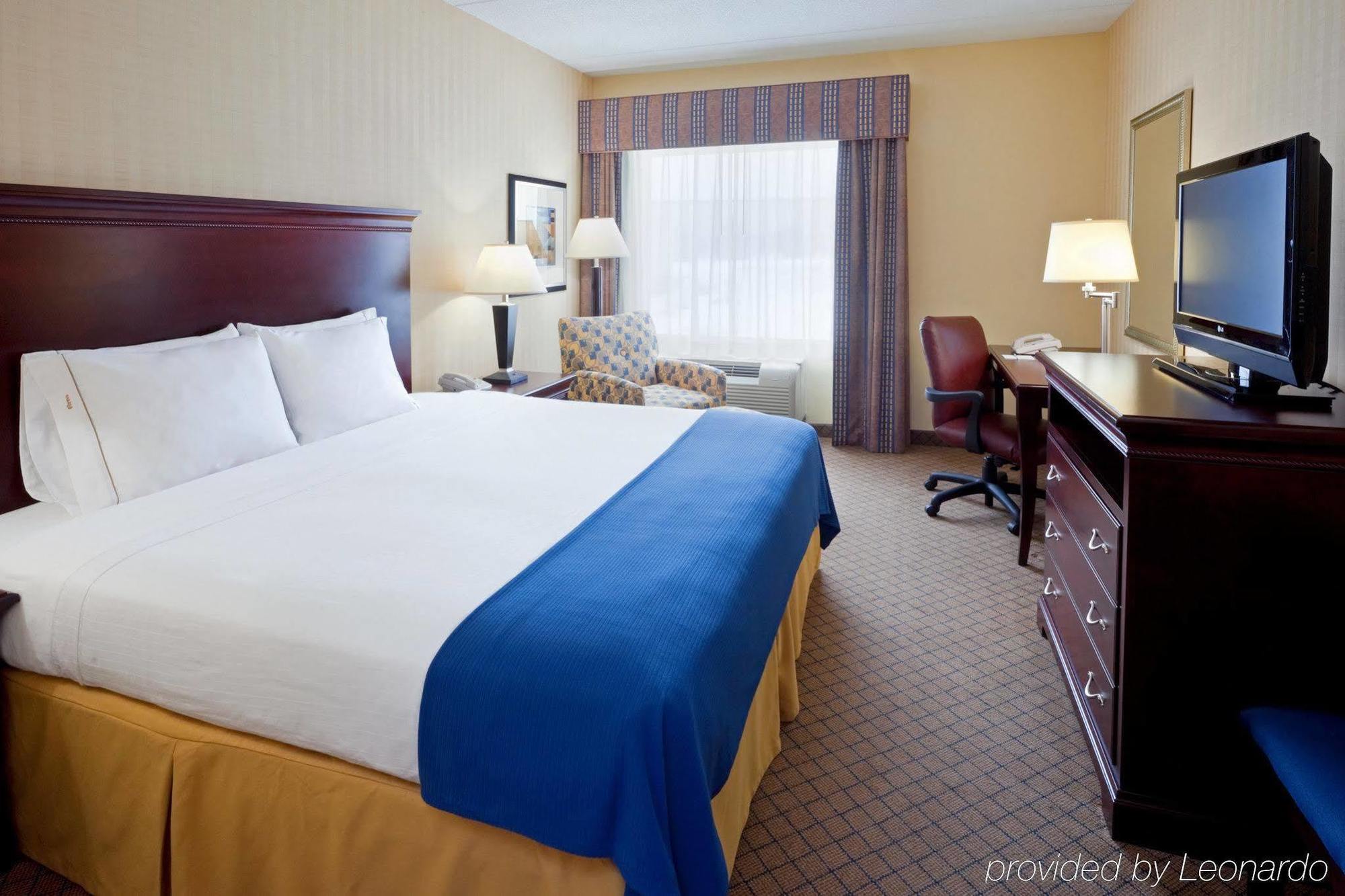 Holiday Inn Express & Suites West Long Branch - Eatontown, An Ihg Hotel Room photo