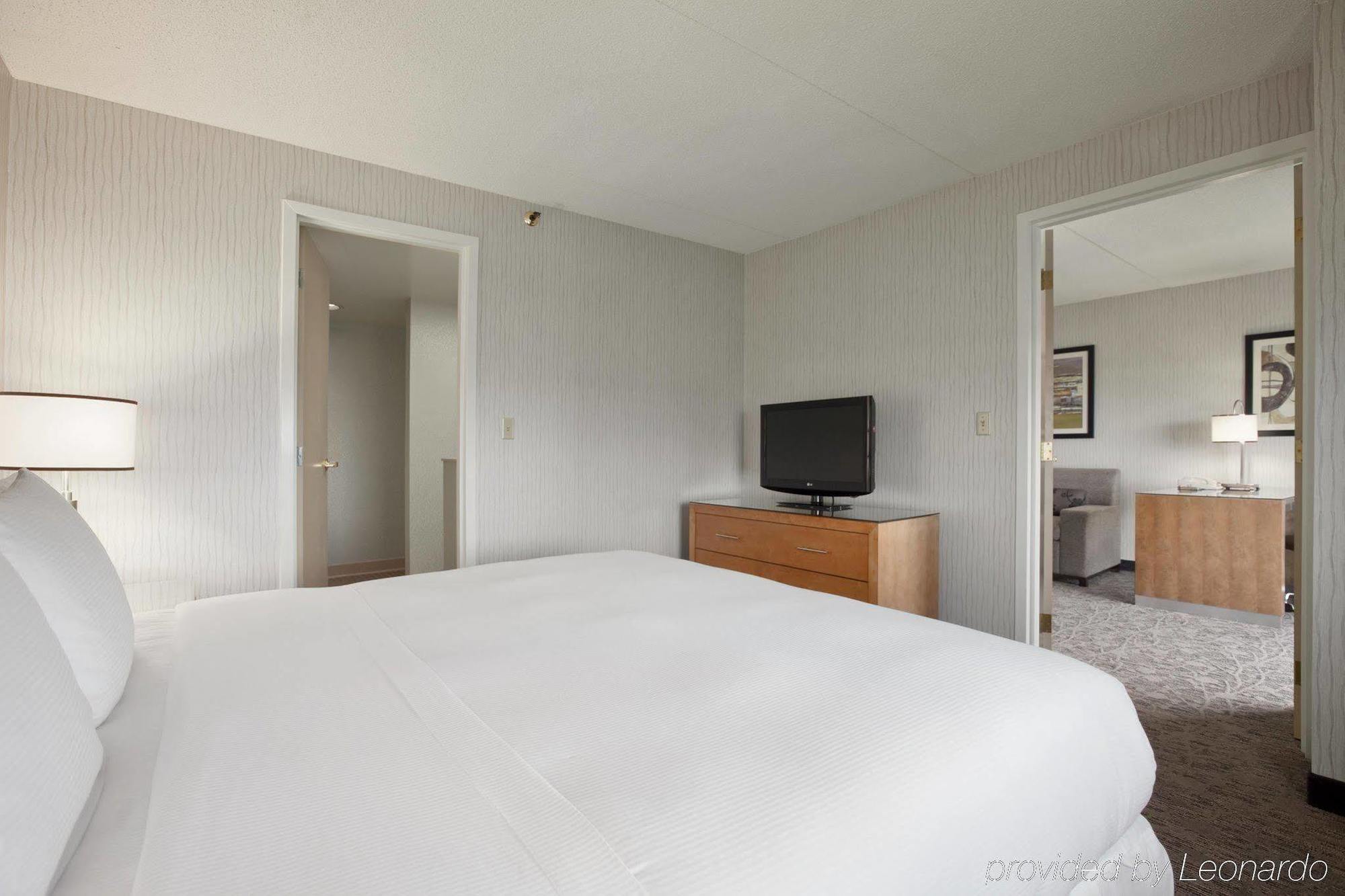 Embassy Suites By Hilton Auburn Hills Room photo