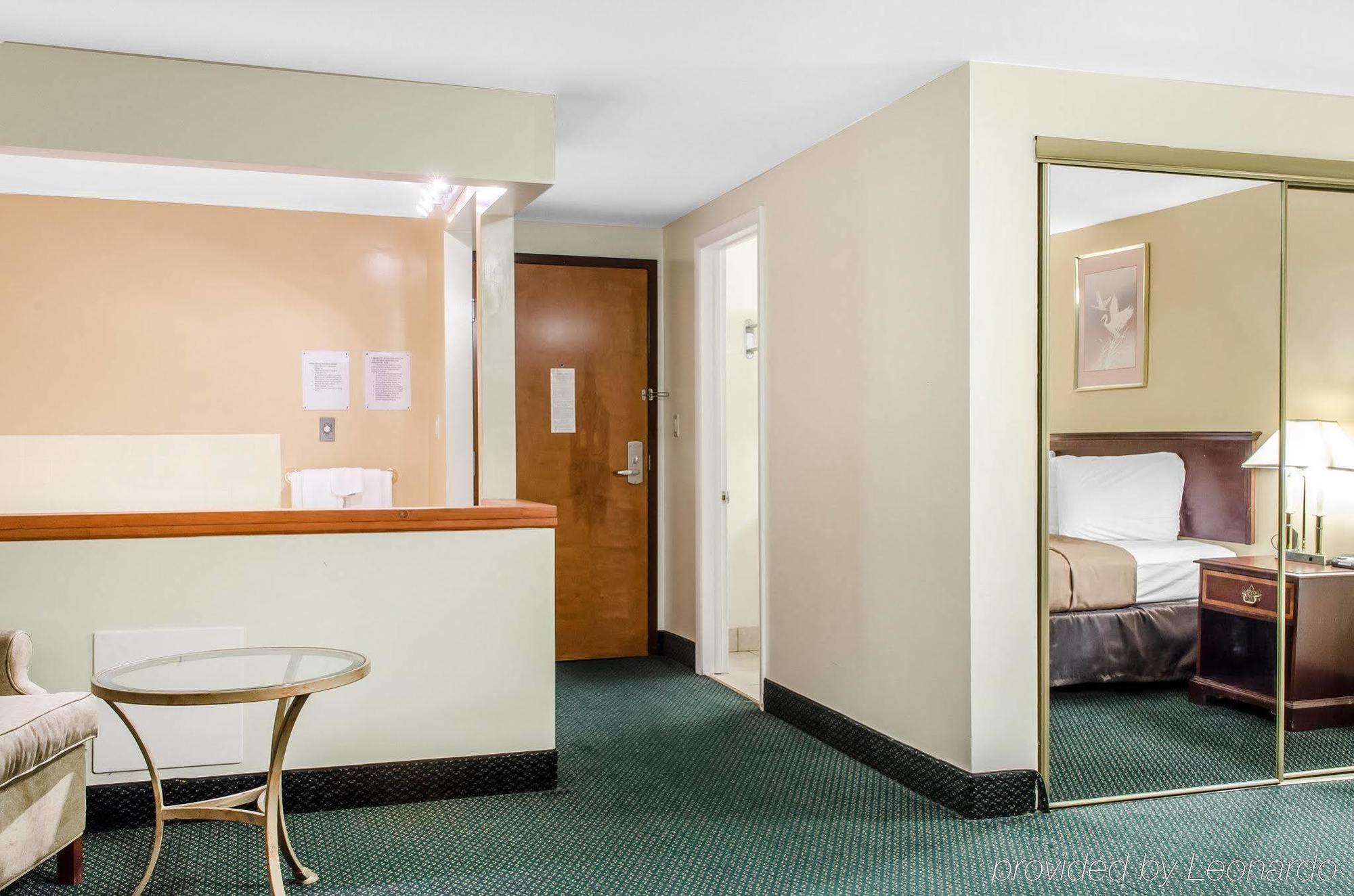 Econo Lodge Inn & Suites Denver Exterior photo
