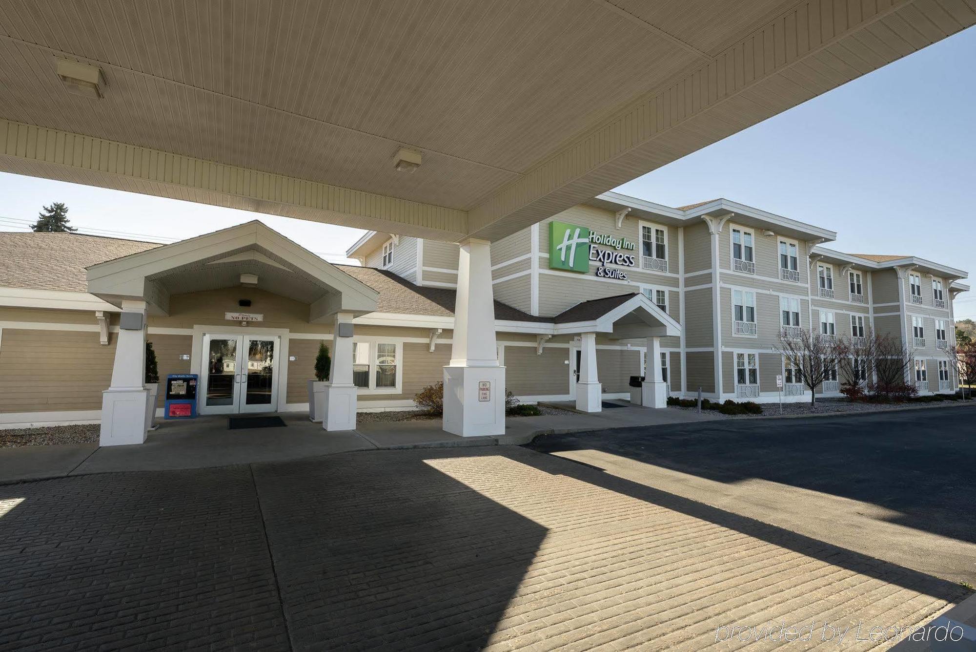 Holiday Inn Express & Suites Iron Mountain, An Ihg Hotel Exterior photo