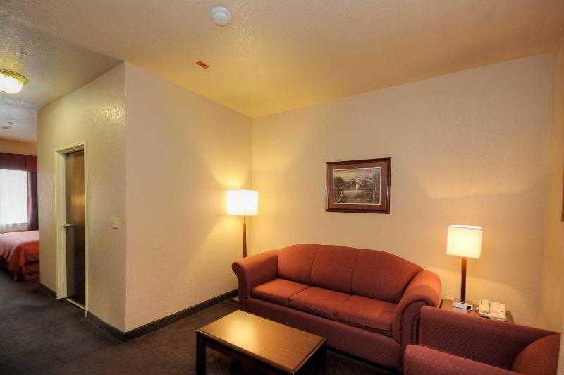 Baymont By Wyndham Clute Lake Jackson Room photo