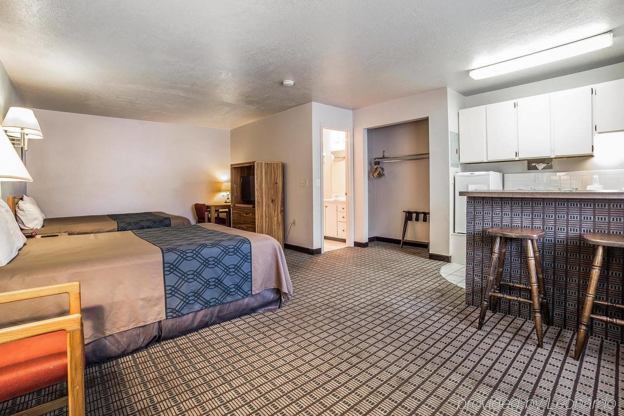 Econo Lodge Inn & Suites Logan Exterior photo