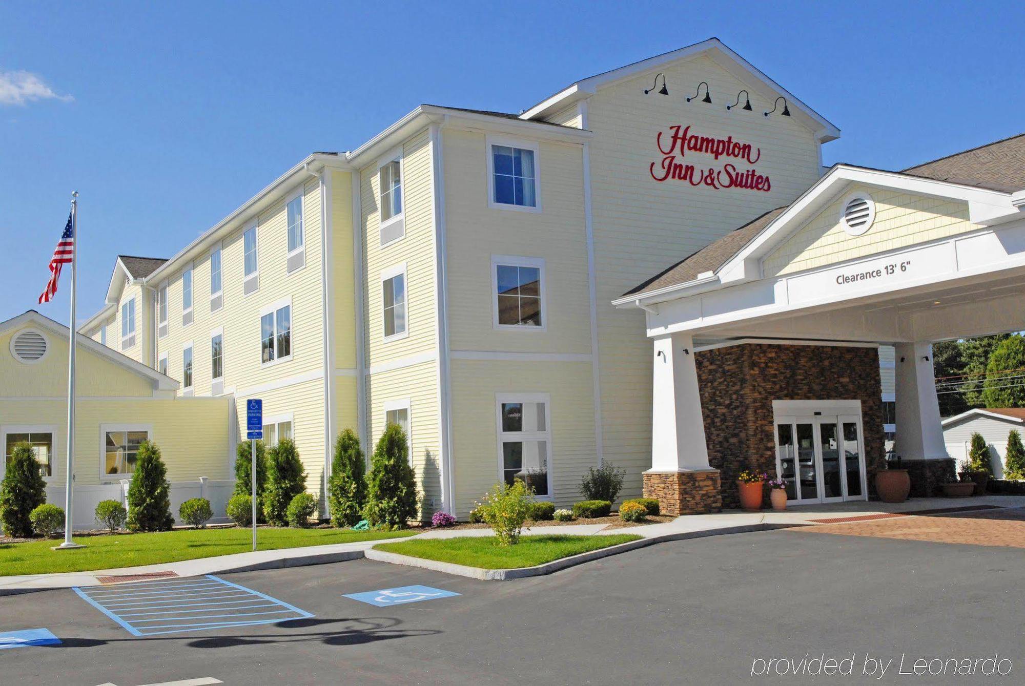 Hampton Inn & Suites Mystic Exterior photo