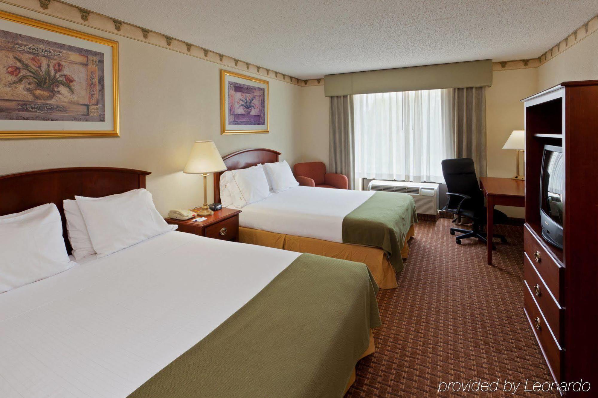 Holiday Inn Express Hotel & Suites-North East, An Ihg Hotel Room photo