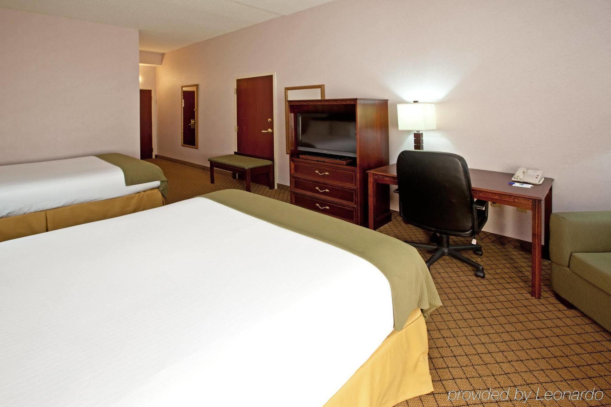 Holiday Inn Express Hotel & Suites Cincinnati Northeast-Milford, An Ihg Hotel Room photo