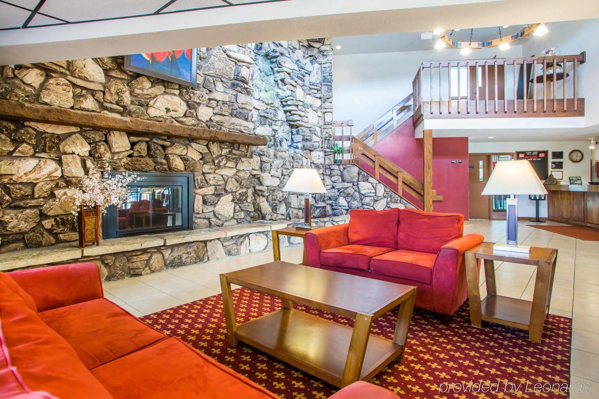 Econo Lodge Inn & Suites Stevens Point Exterior photo