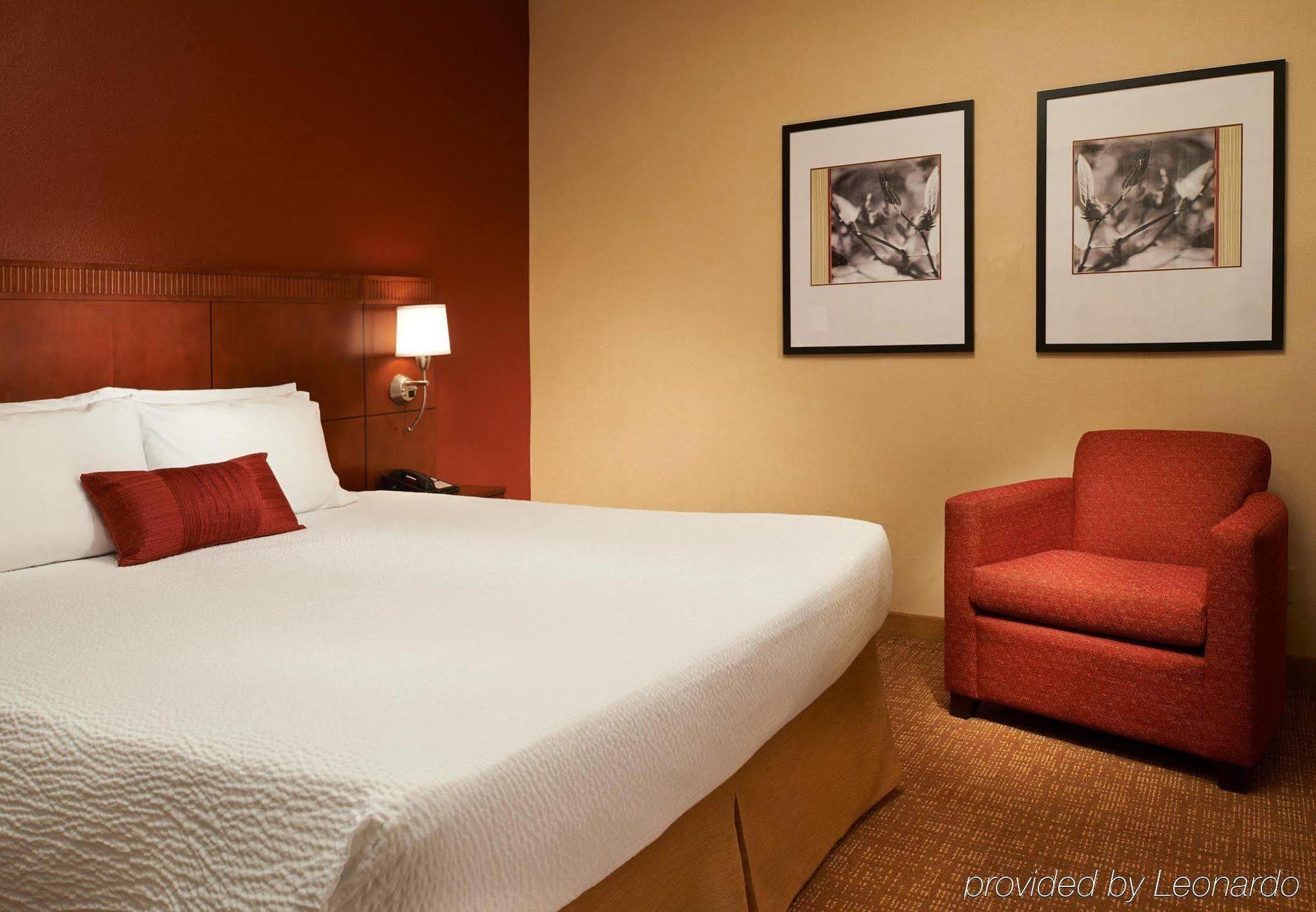 Courtyard By Marriott Indianapolis Castleton Hotel Room photo