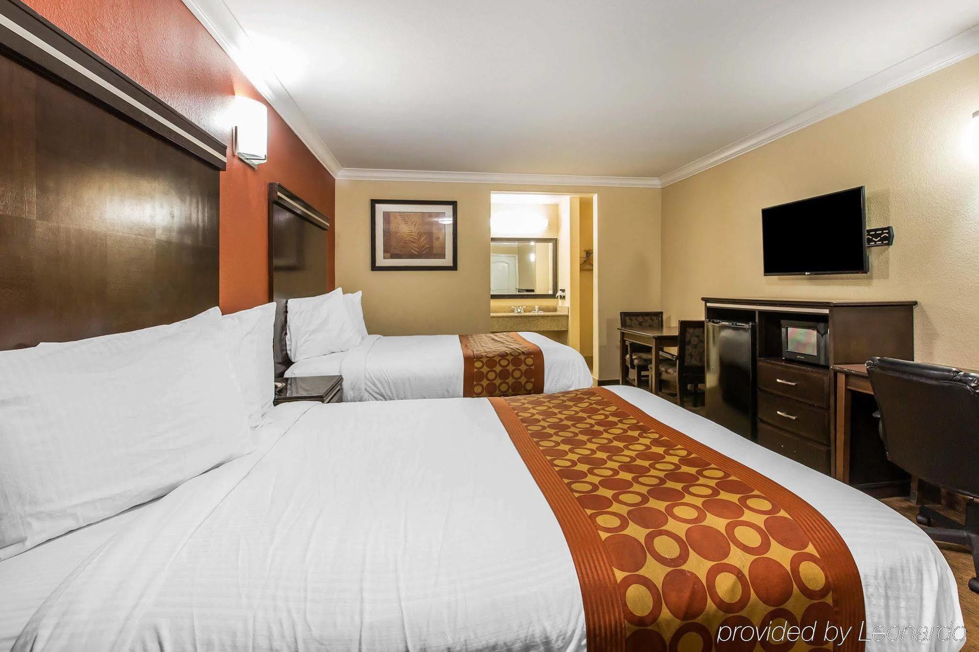Rodeway Inn & Suites Corona Exterior photo