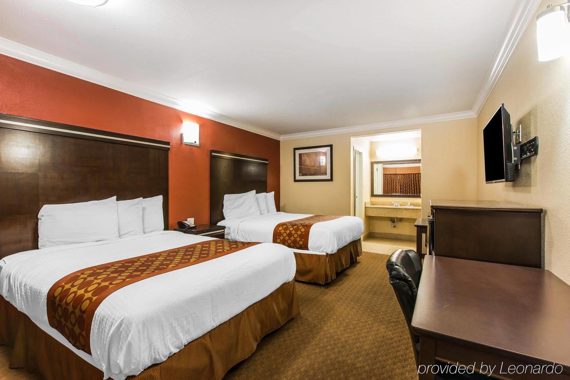 Rodeway Inn & Suites Corona Exterior photo