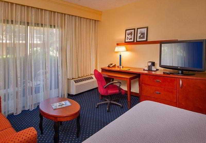 Courtyard By Marriott Charlottesville Room photo