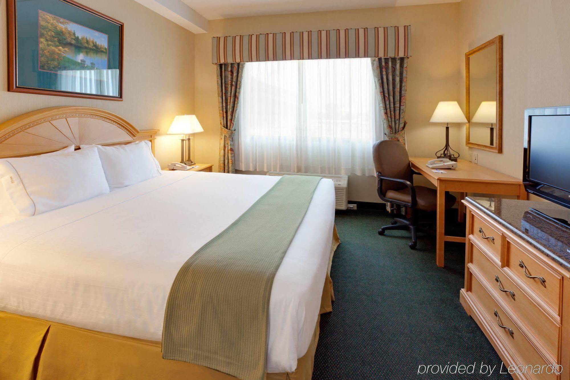 Holiday Inn Express Hotel & Suites Watertown - Thousand Islands, An Ihg Hotel Room photo