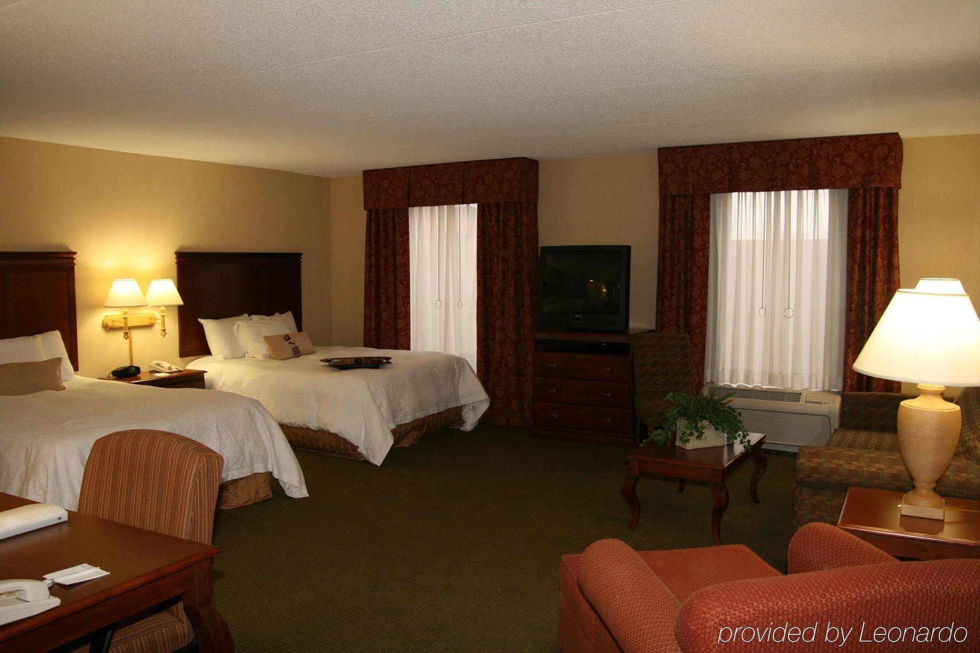 Hampton Inn & Suites Cincinnati-Union Centre West Chester Room photo